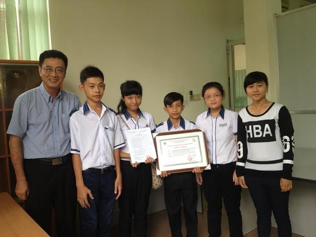Nhóm HS đạt giải của trường THPT An Lạc Thôn