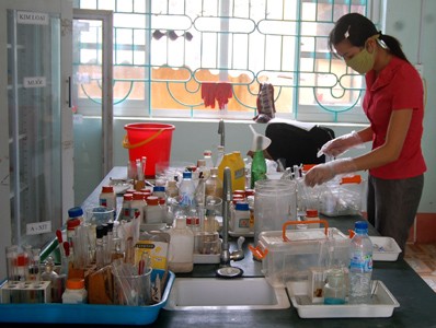 Nhân viên thiết bị trường học bảo quản thiết bị, hóa chất trong phòng thí nghiệm