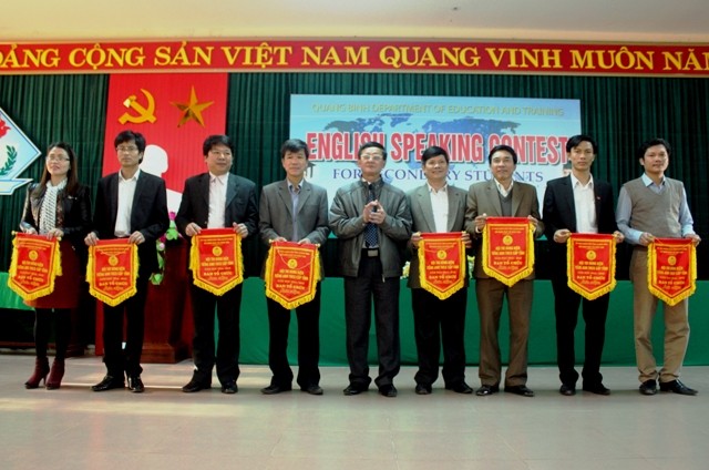 Ông Đoàn Đức Liêm, GĐ Sở GD&ĐT tỉnh Quảng Bình tặng cờ lưu niệm cho các đơn vị tham gia