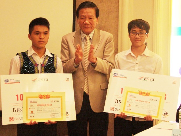 Ban tổ chức giải gofl trao học bổng toàn phần năm 2015 cho 2 sinh viên Lê Văn Tú và Thào Seo Sì  