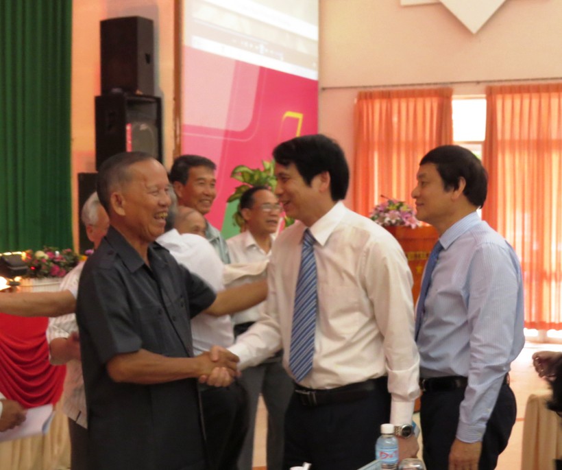 Thứ trưởng Bộ GD&ĐT Phạm Mạnh Hùng gặp gỡ các đại biểu tham dự buổi họp mặt.