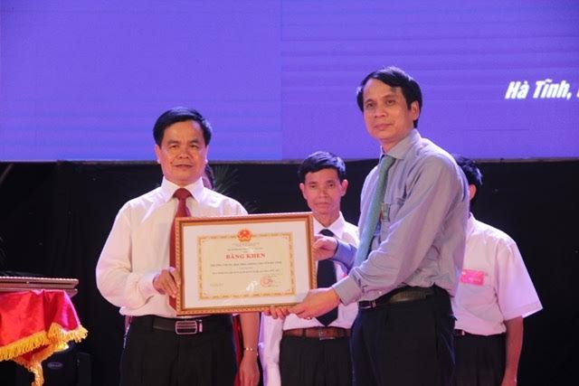 Thứ trưởng Bộ GD&ĐT  Phạm Mạnh Hùng trao giấy chứng nhận điển hình tiên tiến ngành GD&ĐT Hà Tĩnh.