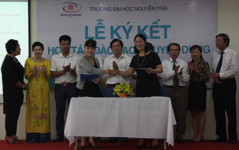 Lễ ký kết thỏa thuận hợp tác đào tạo và tuyển dụng của Trường ĐH Nguyễn Trãi với doanh nghiệp