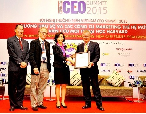 Bà Bùi Thị Hương - Giám đốc Điều hành Vinamilk đại diện Công ty nhận giải thưởng doanh nghiệp đứng đầu Top 10 thương hiệu uy tín nhất trên truyền thông năm 2015