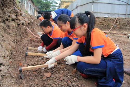 Các học sinh THCS tại Hà Nội trong một lần trải nghiệm thực tế tại Khu di tích Hoàng thành Thăng Long.