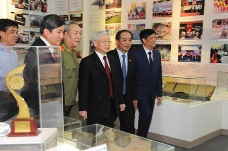 Tổng Bí thư Nguyễn Phú Trọng thăm gian trưng bày của Bộ GD&ĐT trong triển lãm 70 năm thành tựu kinh tế - xã hội năm 2015