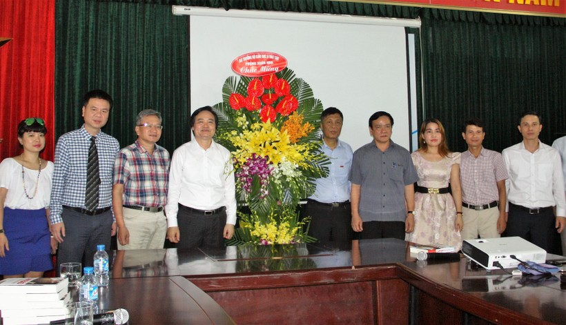 Bộ trưởng Phùng Xuân Nhạ cùng đại diện lãnh đạo Văn phòng Bộ tặng hoa tập thể báo Giáo dục và Thời đại