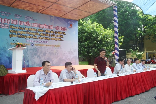 Ông Trần Văn Nghĩa - Phó cục trưởng Cục Khảo thí và Kiểm định chất lượng giáo dục (Bộ GD&ĐT) - phát biểu tại ngày hội tư vấn xét tuyển.