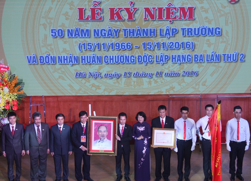 Phó Chủ tịch nước Đặng Thị Ngọc Thịnh trao tặng Huân chương Độc lập hạng Ba lần thứ 2 cho Trường ĐH Mỏ - Địa chất