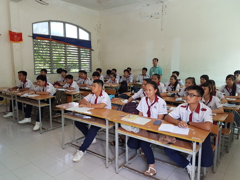 Thầy Huỳnh Thanh Lam cùng học sinh Trường THPT Trần Văn Bảy (Sóc Trăng) trong giờ Toán