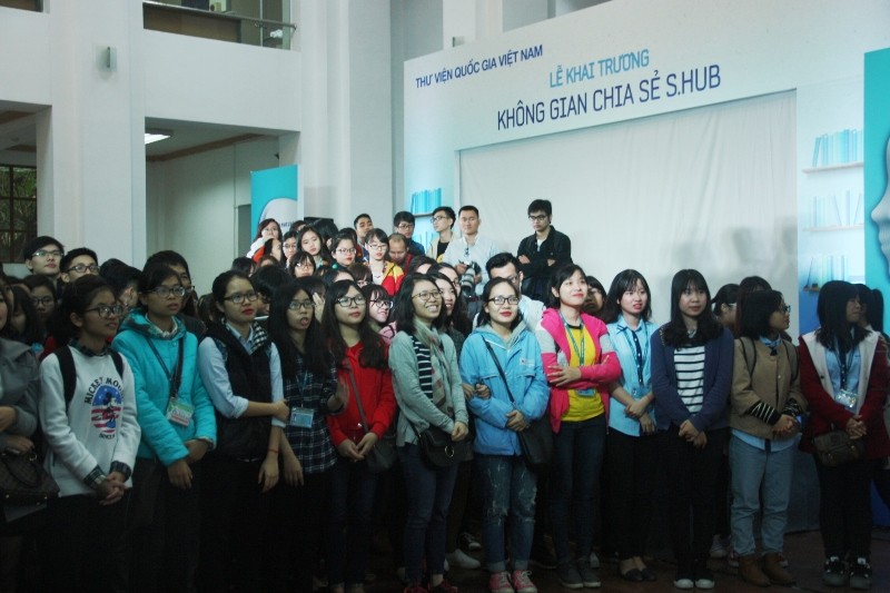 Các bạn trẻ hào hứng trải nghiệm "không gian chia sẻ S.hub" lần đầu tiên có mặt tại Hà Nội