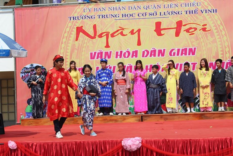 HS trường THCS Lương Thế Vinh và đoàn SV đến từ Nhật Bản thi trình diễn trang phục truyền thống Việt Nam – Nhật Bản.

