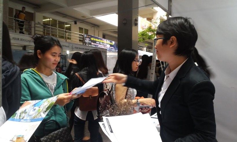 Các ứng viên là sinh viên ngành du lịch tìm hiểu thông tin tuyển dụng tại Ngày hội.