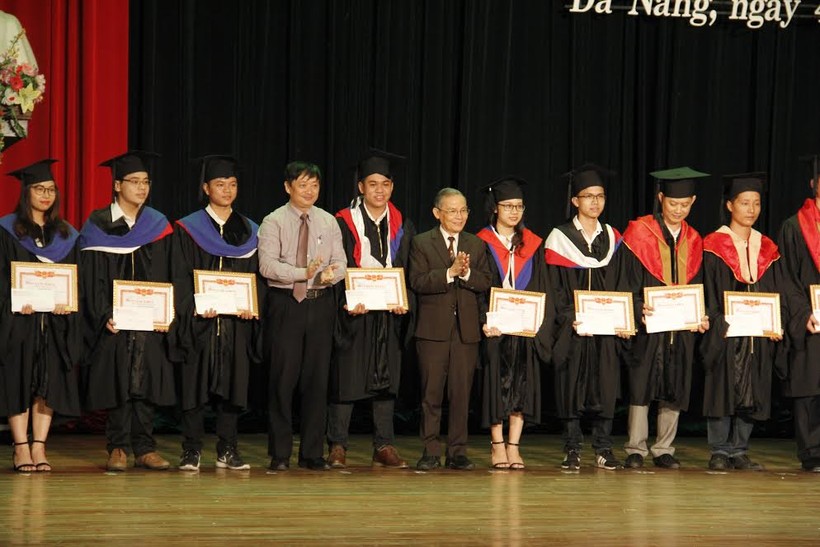  Đại diện UBND thành phố Đà Nẵng và BGH nhà trường trao thưởng cho những SV có thành tích xuất sắc trong học tập và rèn luyện.