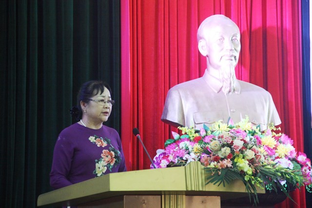 Cô Phạm Thị Huyền báo cáo điển hình tại lễ kỷ niệm 80 năm Ngày thành lập Hội Truyền bá quốc ngữ tổ chức tại Bộ GD&ĐT