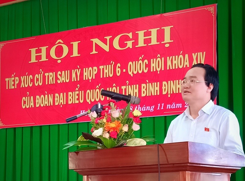 ĐBQH Phùng Xuân Nhạ phát biểu tại buổi tiếp xúc cử tri huyện Hoài Ân
