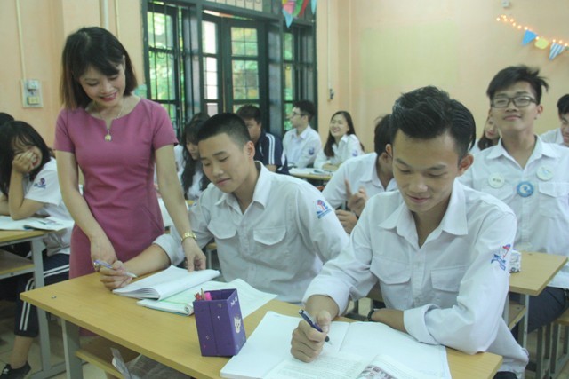 Cô trò Trường THPT Đinh Tiên Hoàng (Hà Nội)