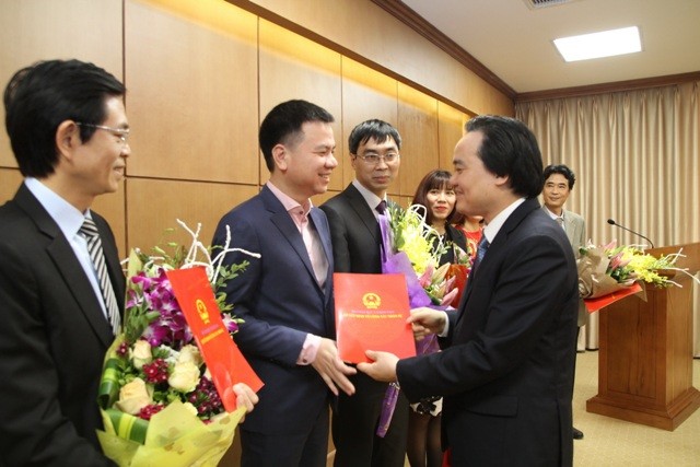 Bộ trưởng Bộ GD&ĐT Phùng Xuân Nhạ trao quyết định bổ nhiệm Tổng Biên tập Báo Giáo dục và Thời đại cho ông Triệu Ngọc Lâm.