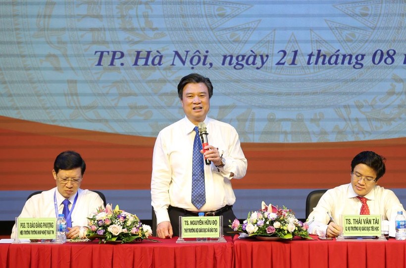 Thứ trưởng Bộ GD&ĐT Nguyễn Hữu Độ phát biểu tại hội nghị. Ảnh: Xuân Phú