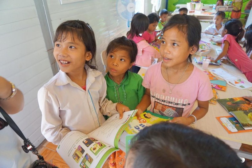 Em Lò Thị Thư (9 tuổi, dân tộc Cống – áo trắng) được một cô giáo Ban Mai tranh thủ dạy một số câu chào bằng tiếng Anh. 