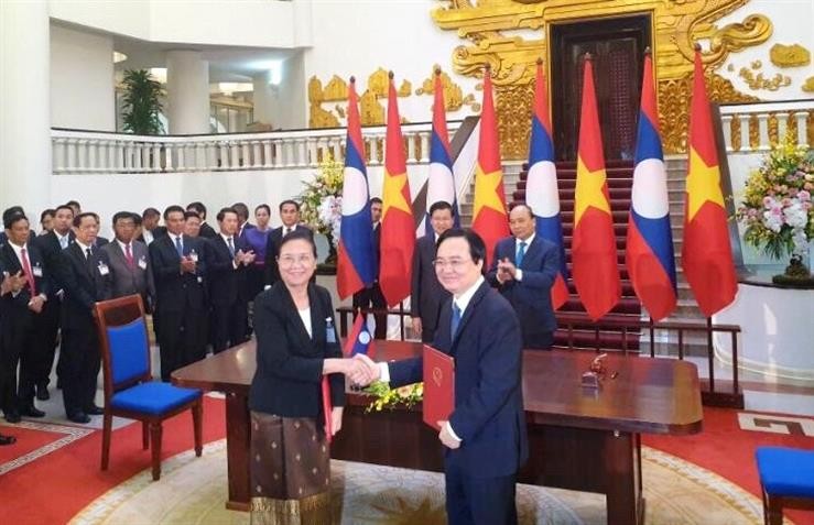 Bộ trưởng Bộ GD&ĐT Việt Nam Phùng Xuân Nhạ và Bộ trưởng Bộ Giáo dục và Thể thao Lào Sengdeuane Lachanthaboune ký kết Thỏa thuận hợp tác giáo dục và phát triển nguồn nhân lực giữa hai nước.