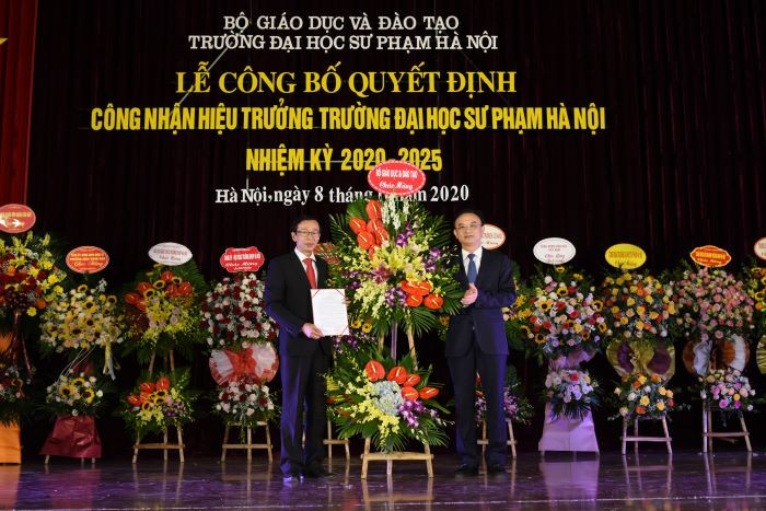 Ông Nguyễn Viết Lộc, Vụ trưởng Vụ Tổ chức cán bộ (Bộ GD&ĐT) trao Quyết định cho GS.TS Nguyễn Văn Minh.