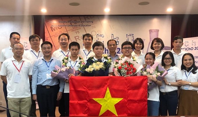 4 thí sinh đoạt Huy chương Vàng Olympic Hóa học quốc tế 2020 chụp ảnh lưu niệm cùng Đoàn học sinh Việt Nam.