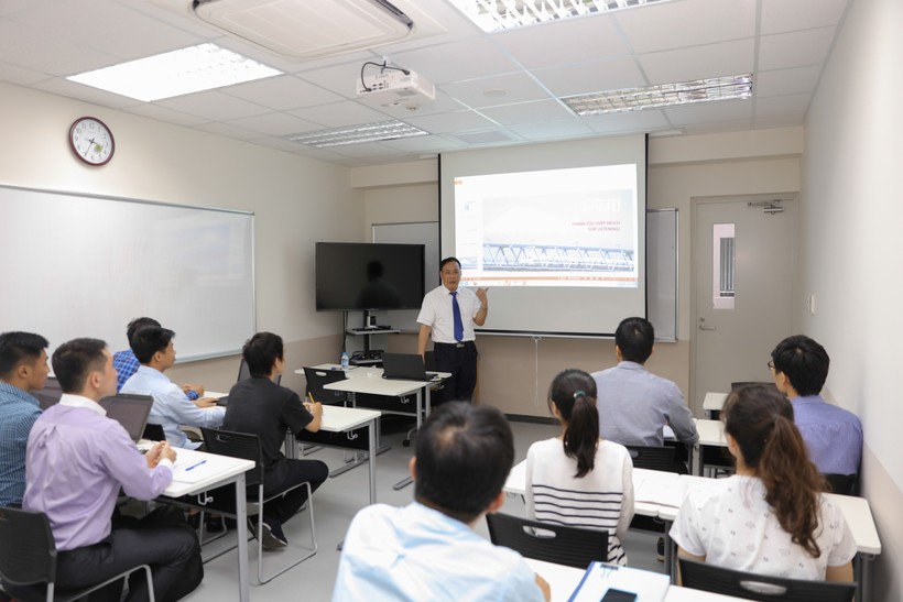GS.TSKH Nguyễn Đình Đức trong một giờ giảng cho sinh viên Trường ĐH Việt Nhật.