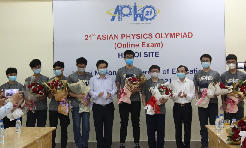Thứ trưởng Bộ GD&ĐT Nguyễn Hữu Độ, Cục trưởng Cục Quản lý chất lượng Mai Văn Trinh tặng hoa chúc mừng 8 học sinh tham gia AphO 2021.