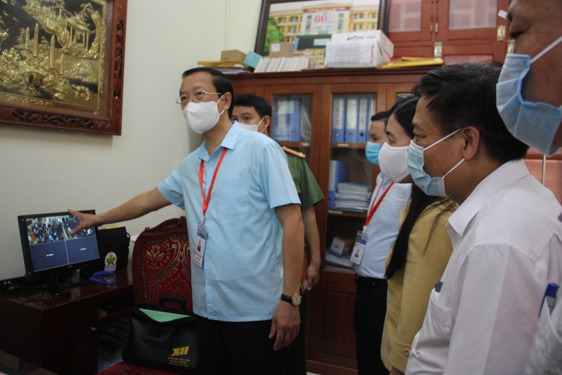 Thứ trưởng Bộ GD&ĐT Phạm Ngọc Thưởng và đoàn kiểm tra kiểm tra phòng chứa đề thi, bài thi tại Điểm thi Trường THPT Lê Quý Đôn, Thái Bình.