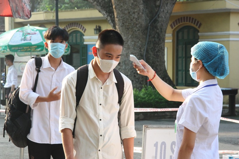 Kiểm tra thân nhiệt thí sinh trước khi vào phòng thi tốt nghiệp THPT năm 2021, đợt 1 tại điểm thi Trường THPT Chu Văn An, Hà Nội.