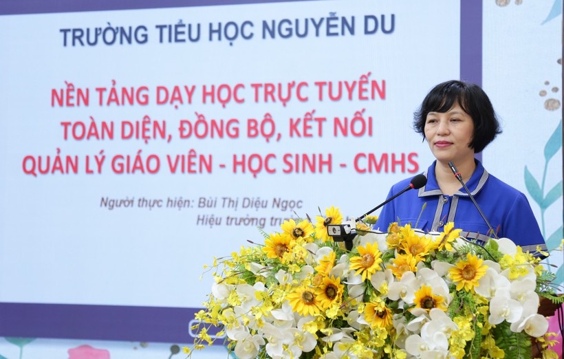 Cô Bùi Thị Diệu Ngọc, Hiệu trưởng Trường Tiểu học Nguyễn Du chia sẻ về triển khai dạy học trực tuyến.