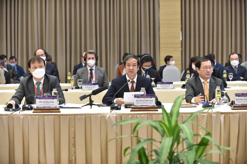 Bộ trưởng Bộ Giáo dục và Đào tạo Nguyễn Kim Sơn thảo luận tại Diễn đàn cấp cao thường niên lần thứ ba về công nghiệp 4.0 ngày 6/12.