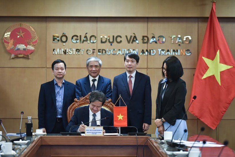Bộ trưởng Nguyễn Kim Sơn đại diện Bộ Giáo dục và Đào tạo Việt Nam ký kết Ý định thư.