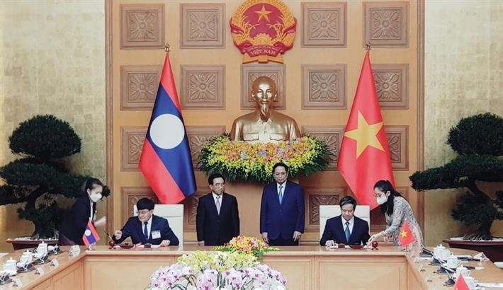 Bộ trưởng Bộ Giáo dục và Đào tạo Việt Nam Nguyễn Kim Sơn và Bộ trưởng Bộ Giáo dục và Thể thao Lào Phout Simmalavong ký kết Kế hoạch hợp tác về giáo dục năm 2022.