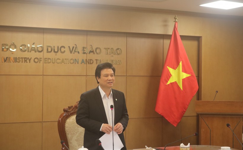 Thứ trưởng Bộ Giáo dục và Đào tạo Nguyễn Hữu Độ phát biểu tại cuộc họp.