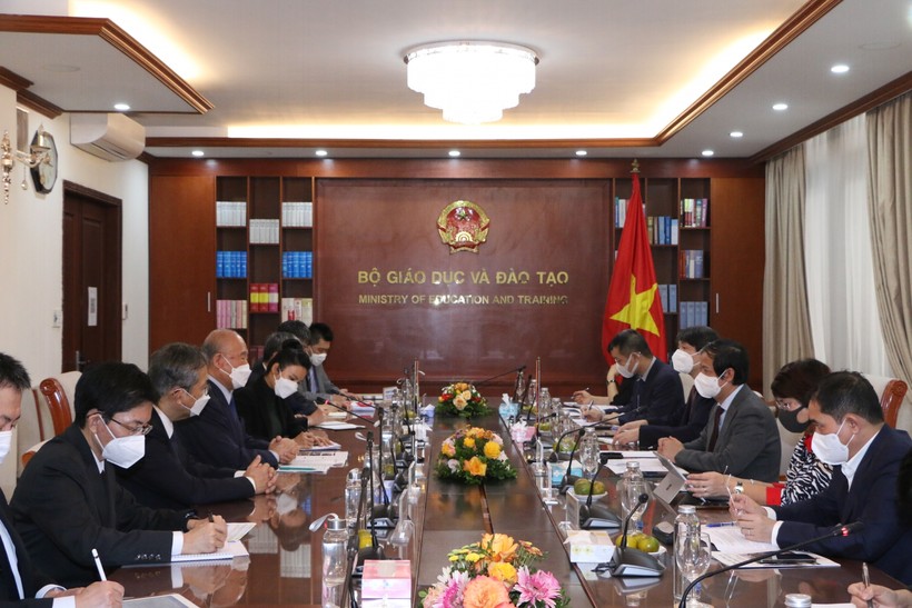 Bộ trưởng Bộ Giáo dục và Đào tạo Nguyễn Kim Sơn làm việc với ngài Takebe Tsutomu - Cố vấn đặc biệt Liên minh Nghị sĩ Hữu nghị Nhật-Việt.