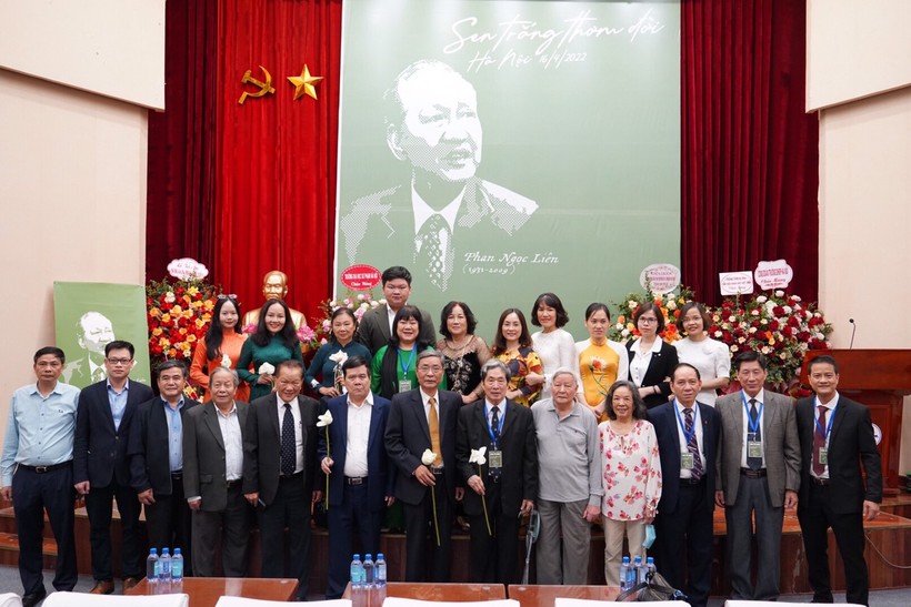 Các đại biểu chụp ảnh lưu niệm tại Lễ tri ân Giáo sư, Tiến sĩ, Nhà giáo nhân dân Phan Ngọc Liên.