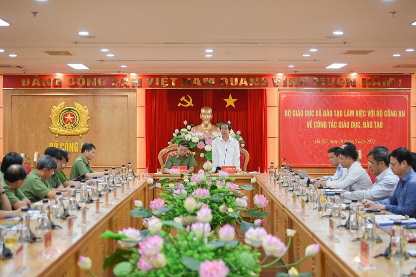 Bộ trưởng Bộ Giáo dục và Đào tạo Nguyễn Kim Sơn; Thứ trưởng Bộ Công an Trần Quốc Tỏ chủ trì buổi làm việc.