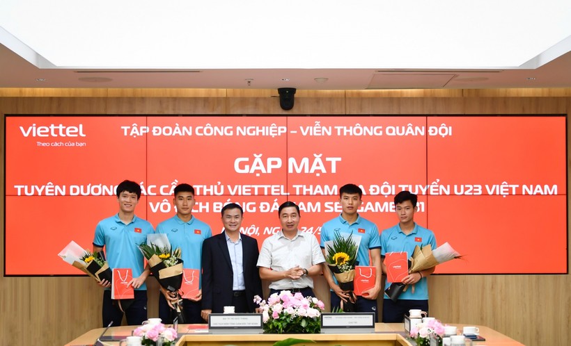 Viettel tổ chức Lễ tuyên dương bốn cầu thủ Viettel: Nguyễn Hoàng Đức, Nguyễn Thanh Bình, Nhâm Mạnh Dũng và Phan Tuấn Tài. 