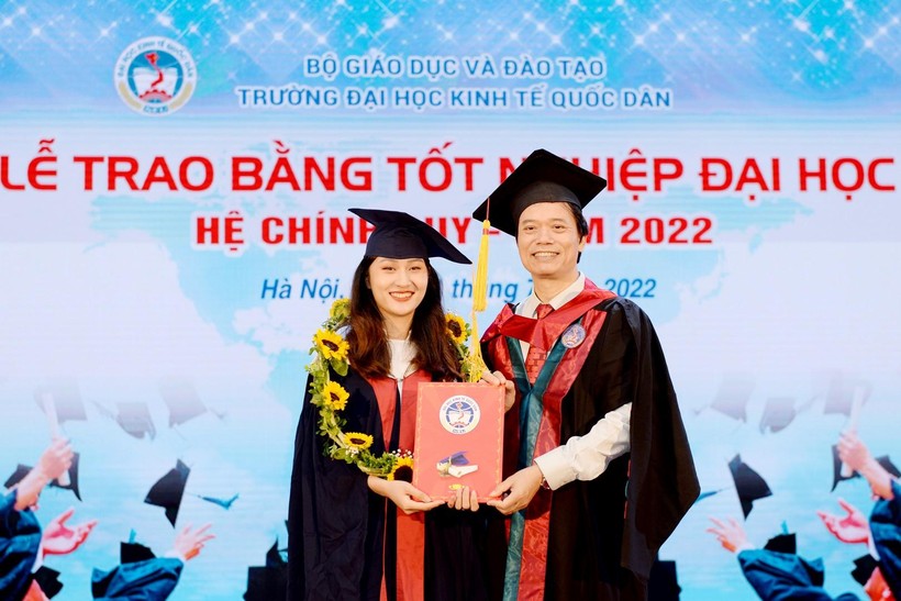 GS.TS Phạm Hồng Chương – Hiệu trưởng Trường Đại học Kinh tế Quốc dân trao bằng tốt nghiệp cho tân cử nhân. 