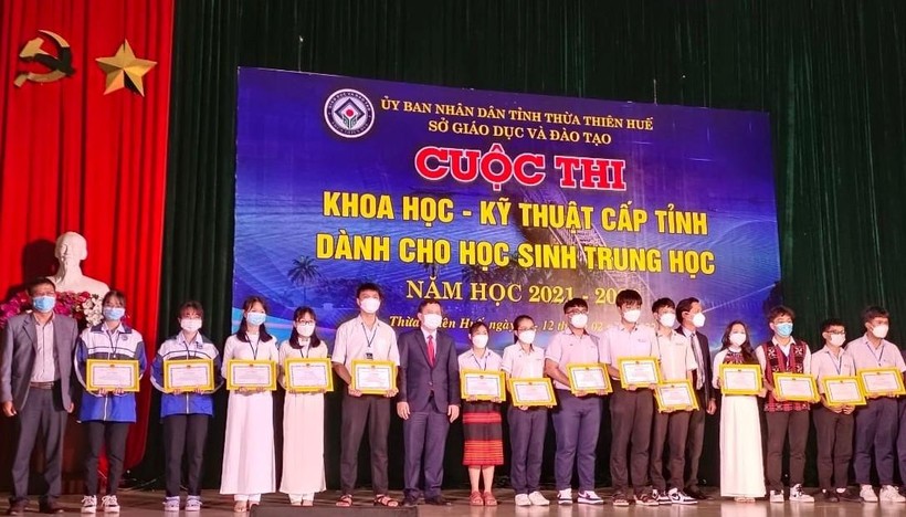 Khen thưởng học sinh Trong Cuộc thi Khoa học-Kỹ thuật cấp tỉnh dành cho học sinh trung học tại Thừa Thiên Huế năm học 2021-2022.
