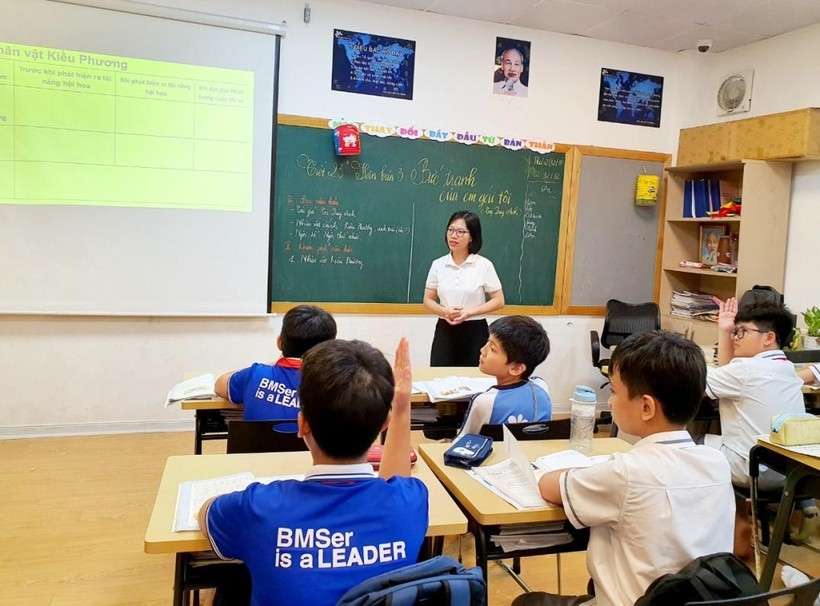 Cô Phạm Thị Quý giảng dạy trong giờ học Ngữ Văn lớp 6.