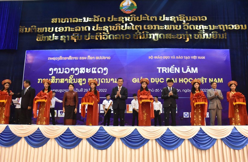 Thứ trưởng Nguyễn Văn Phúc, Bộ trưởng Bộ Giáo dục và Thể thao Lào Phout Simmalavong cùng các đại biểu khai mạc triển lãm.