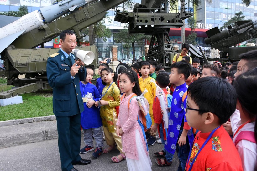 Học sinh Trường Tiểu học Lý Thái Tổ tham quan Bảo tàng Phòng không-Không quân. 