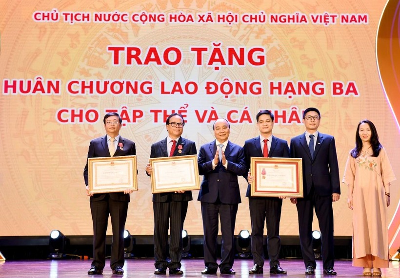 Chủ tịch nước trao tặng Huân chương Lao động hạng Ba cho tập thể, cá nhân Trường ĐH Kinh tế Quốc dân.