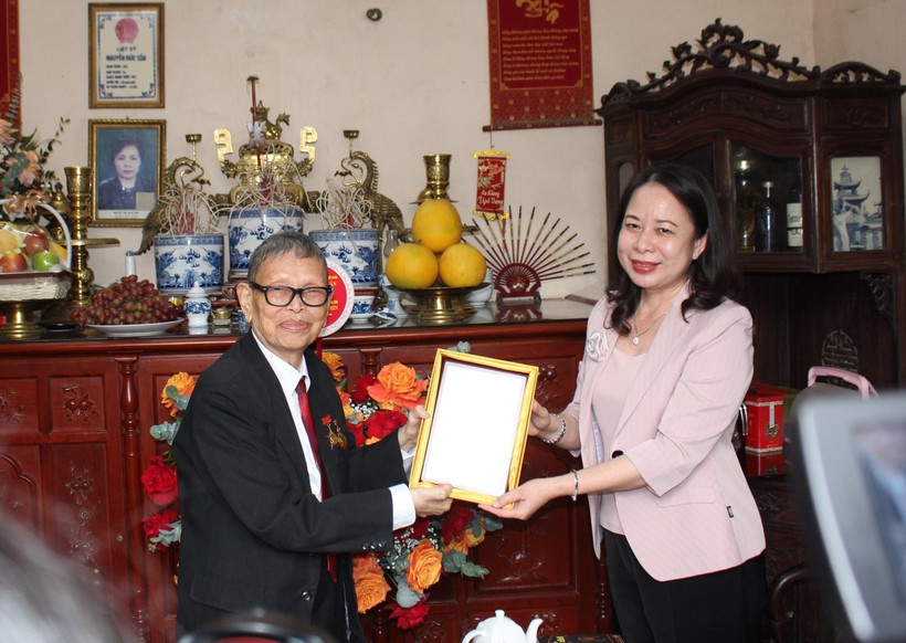 Phó Chủ tịch nước Võ Thị Ánh Xuân trao quà tri ân NGND, AHLĐ Nguyễn Đức Thìn.