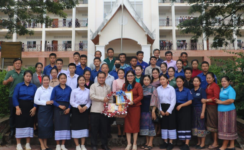 Cô Lường Thị Phượng (áo đỏ ở giữa) trong ngày Nhà giáo Việt Nam tại Lào.