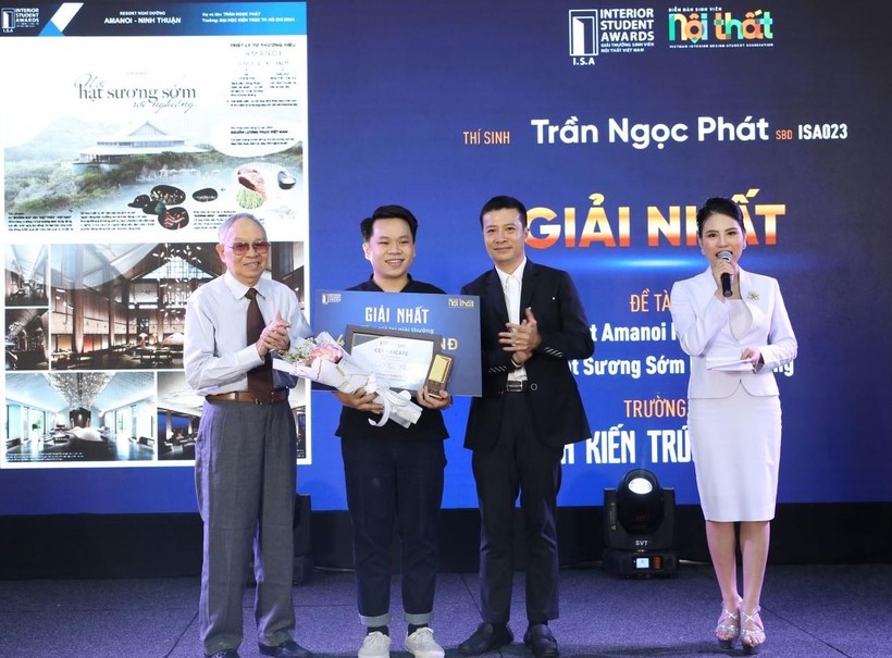 Ban tổ chức trao giải nhất I.S.A 2021 cho thí sinh Trần Ngọc Phát.