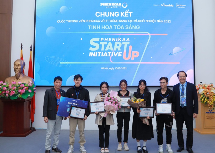PGS.TS Nguyễn Phú Khánh, Trưởng Ban Giám khảo trao giải cho đội có dự án đoạt giải Nhất.